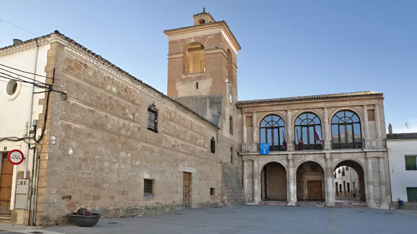 Torre y fachada histórica en plaza mayor