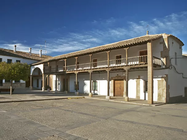 Plaza porticada con soportales de madera