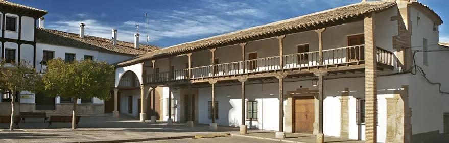 Plaza porticada con soportales de madera