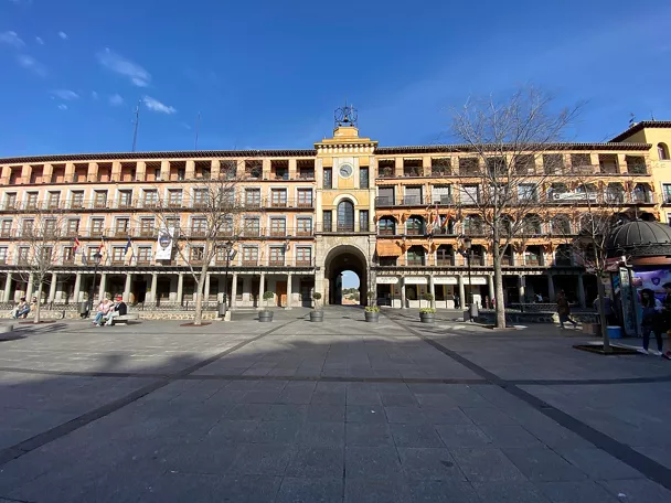 Plaza Mayor con soportales y arco central histórico