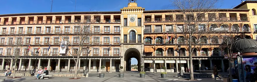 Plaza Mayor con soportales y arco central histórico