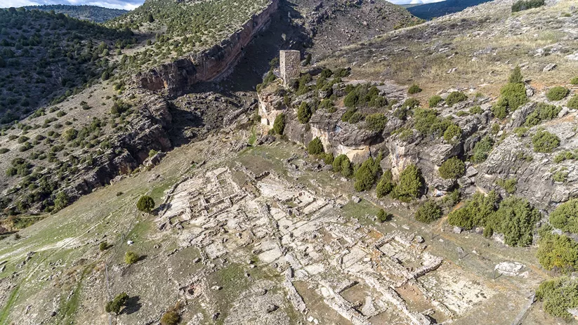 Vista aérea de asentamiento antiguo junto a acantilado
