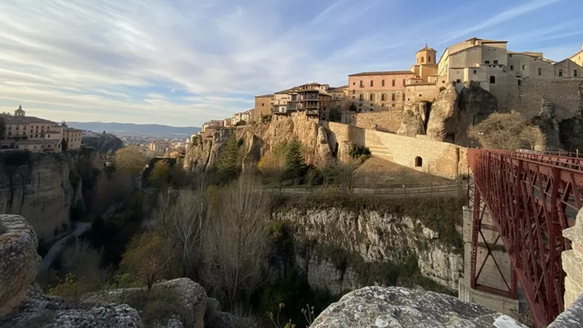 Puente peatonal junto a murallas sobre acantilado