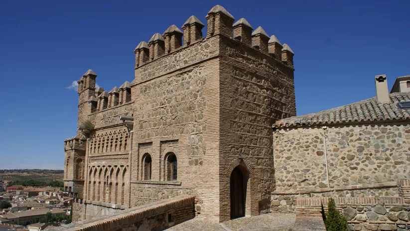 Muralla y torreones de la Puerta del Sol de Toledo