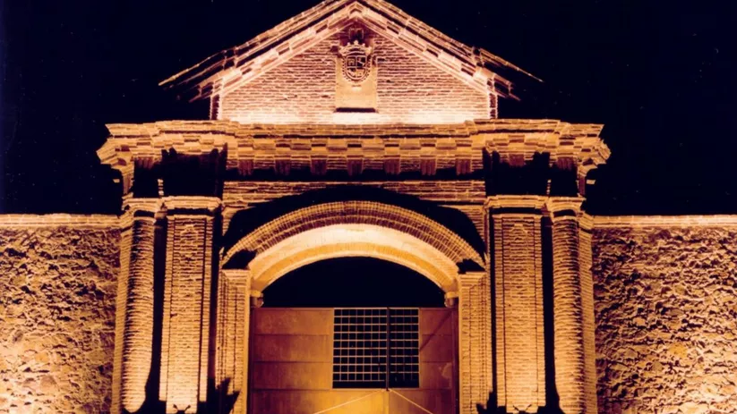 Puerta monumental iluminada de noche