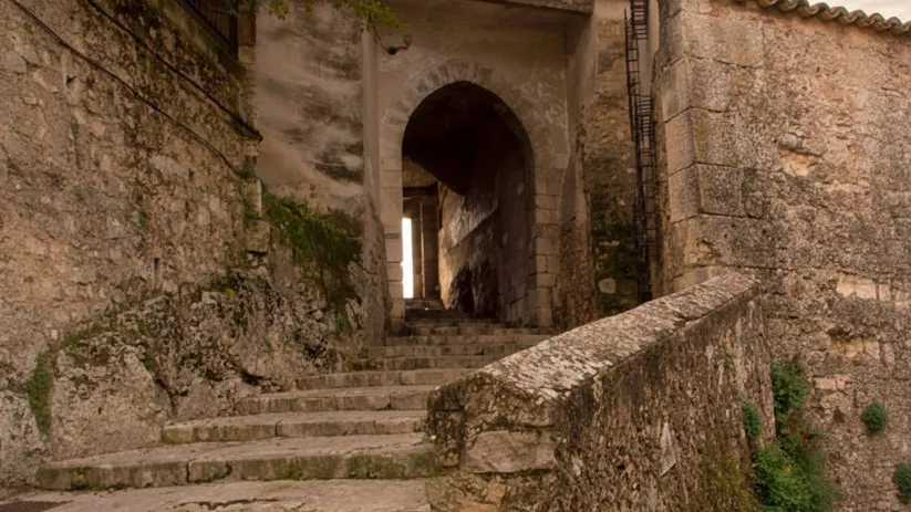 Puerta medieval con arco y pasaje elevado