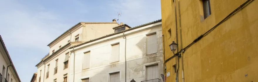 Escalinata junto a fachada histórica en calle estrecha