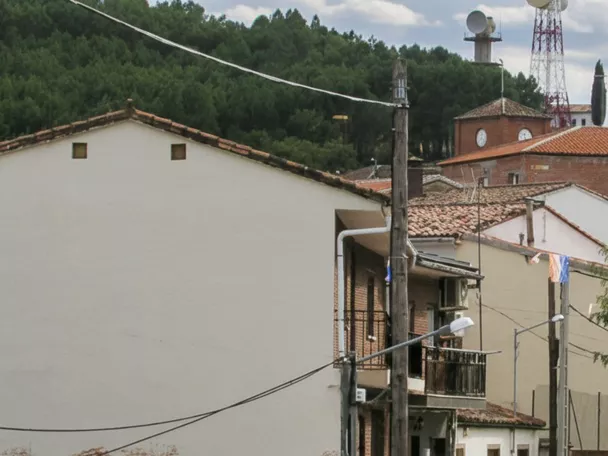 Vista del pueblo con tejados y edificios públicos
