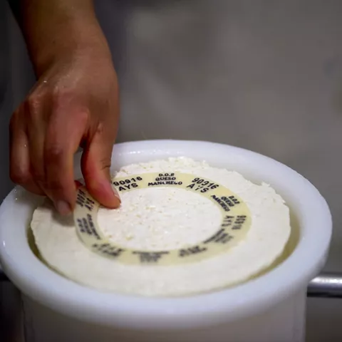 Detalle etiquetado queso