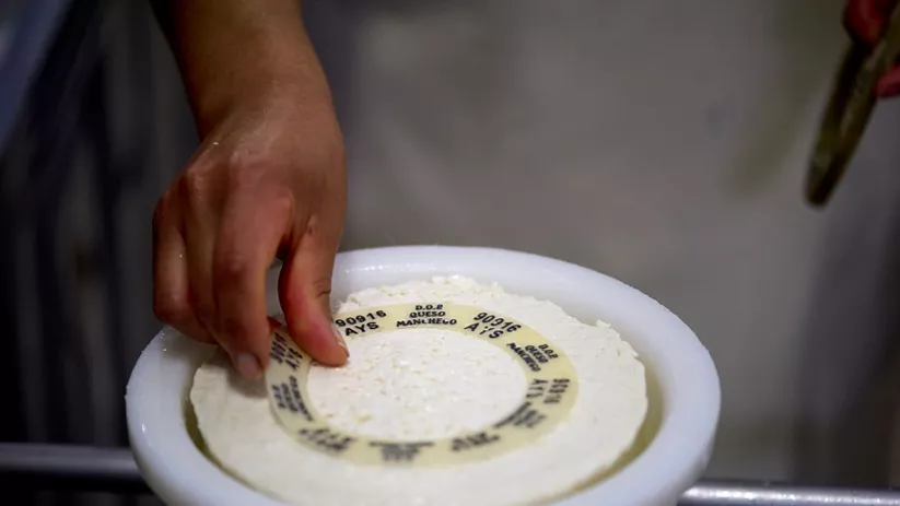 Detalle etiquetado queso