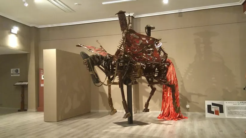 Escultura artística de Don Quijote a caballo en un espacio cultural.