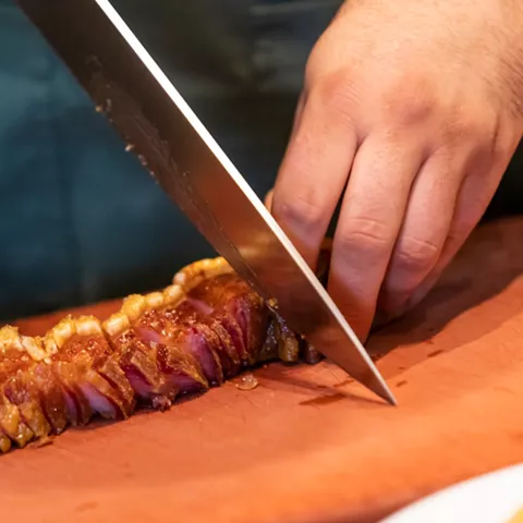 El chef Antonio Navarro, realizando una elaboración culinaria en su restaurante Essentia de Tarancón