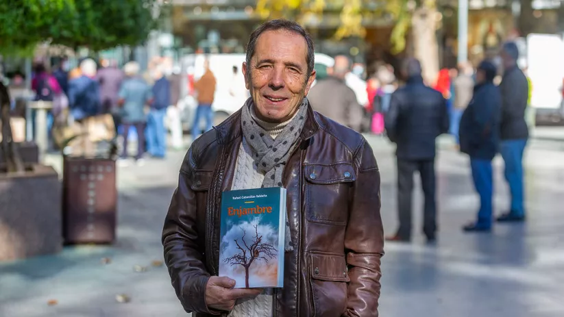 Rafael Cabanillas por la publicacion de su nuevo libro Enjambre