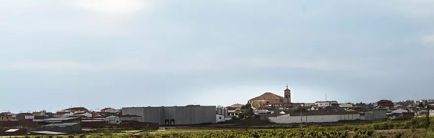 Vista panorámica de un pueblo con iglesia en el horizonte