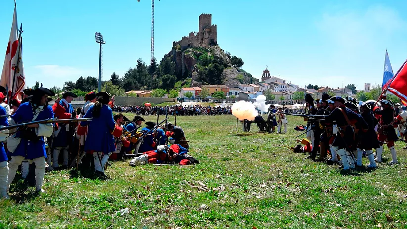 Recreación histórica con soldados en combate