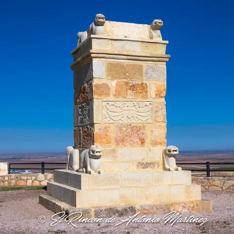 Réplica del monumento del pozo del moro sobre un cielo azul