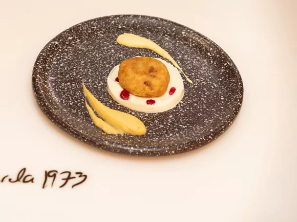Croqueta gourmet sobre crema y salsa