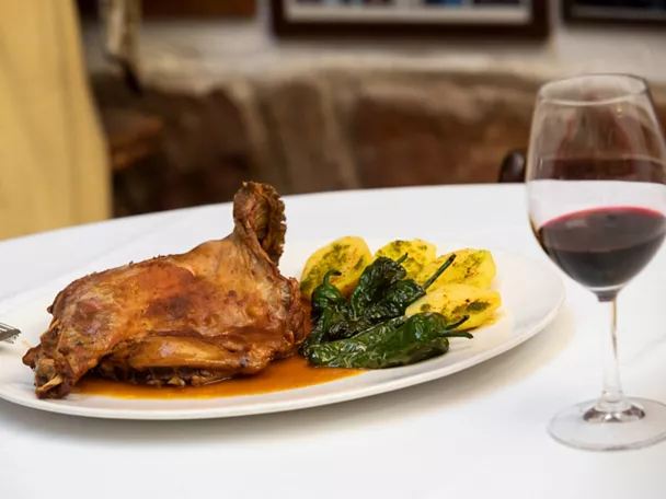 Pierna asada con patatas y vino tinto