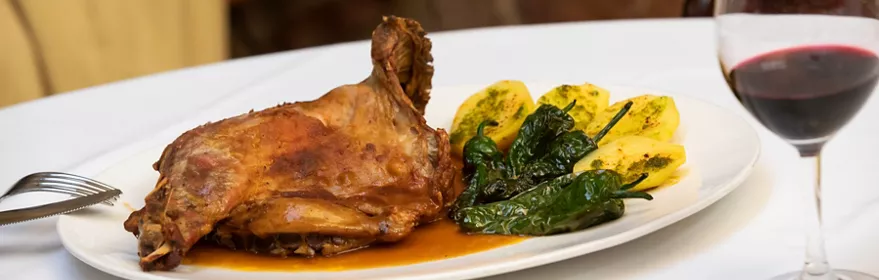 Pierna asada con patatas y vino tinto
