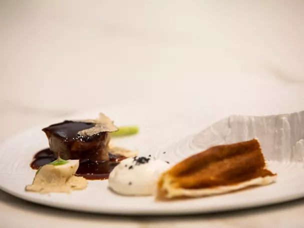 Plato gourmet con carne y salsa
