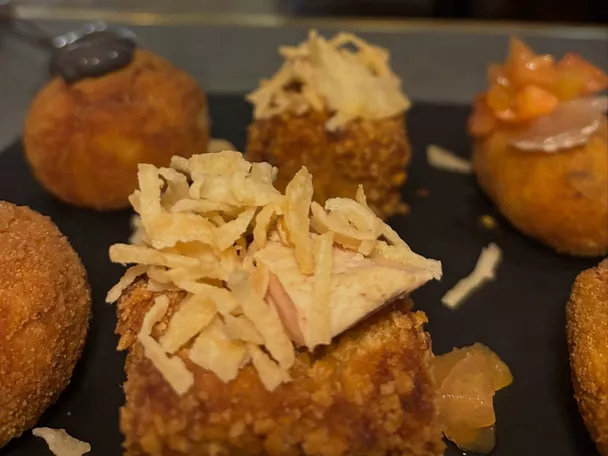 Plato de croquetas con virutas