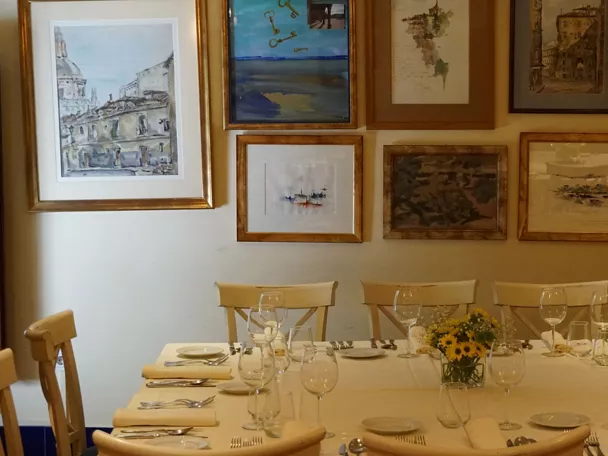 Comedor elegante con mesas preparadas