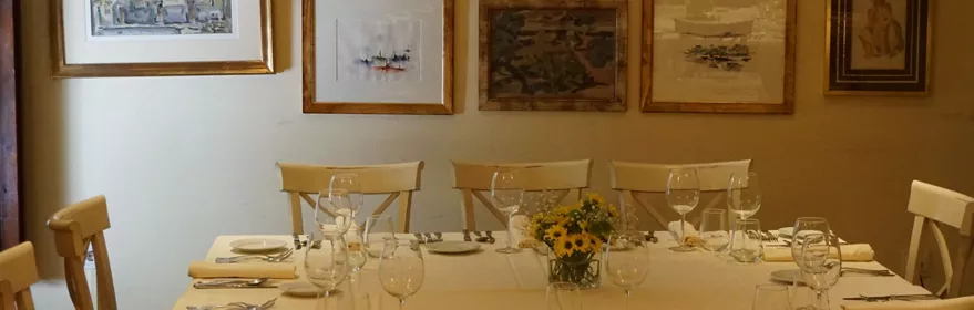 Comedor elegante con mesas preparadas
