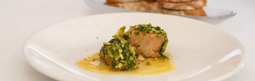 Foie con pistacho y pan tostado