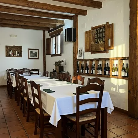 Sala del restaurante Fuentelgato en Huerta del Marquesado, Cuenca