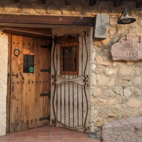 Puerta del restaurante Fuentlgato en Huerta del Marquesado