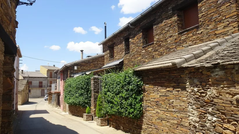 Calle tradicional de piedra