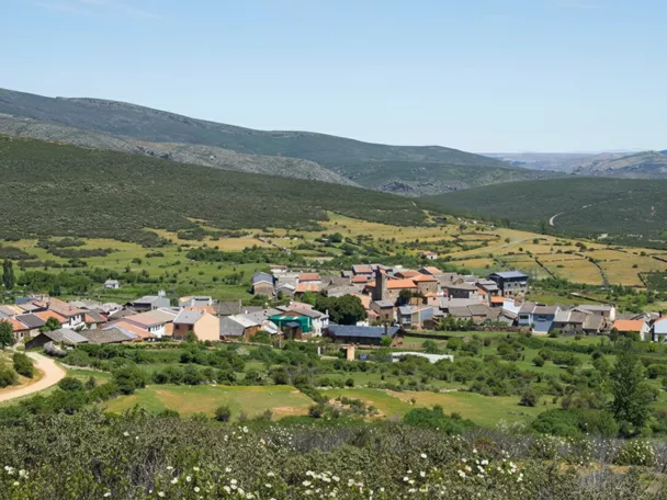 Vista del pueblo entre colinas
