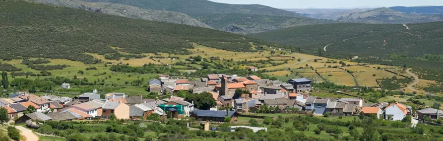 Vista del pueblo entre colinas