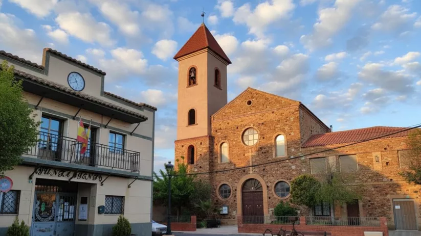 Plaza con iglesia y edificio municipal