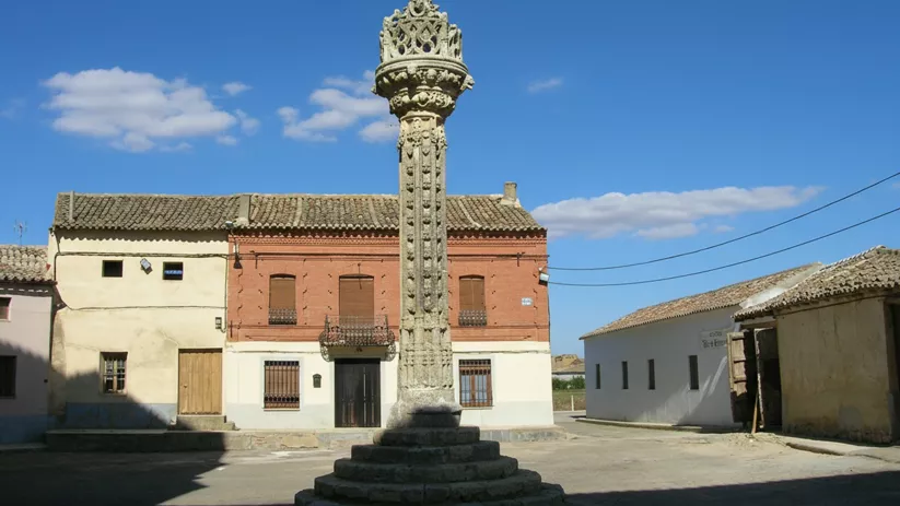 Columna de piedra tallada en una pequeña plaza