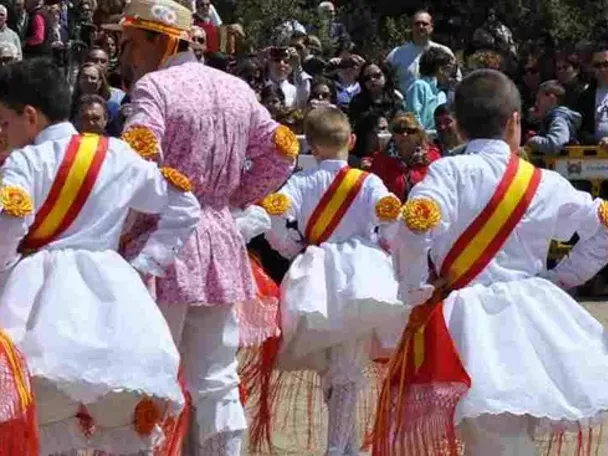 Danzantes infantiles con vestimenta tradicional formando un corro durante la celebración.