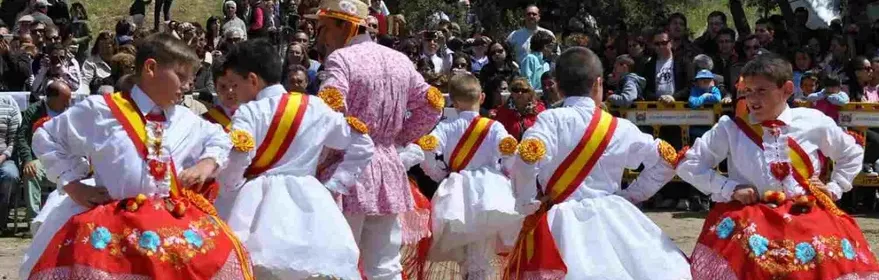 Danzantes infantiles con vestimenta tradicional formando un corro durante la celebración.