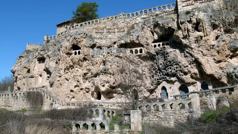 Conjunto de construcciones excavadas en roca.