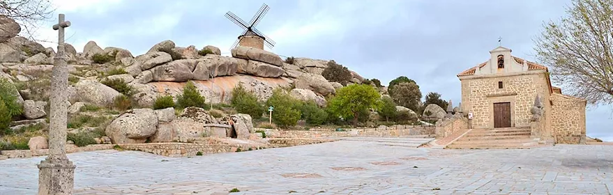 Explanada de piedra con ermita y paisaje rocoso