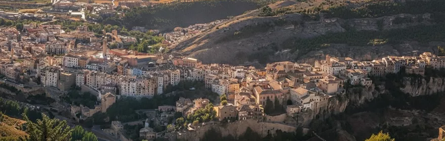 Vista panorámica de ciudad histórica sobre desfiladero.