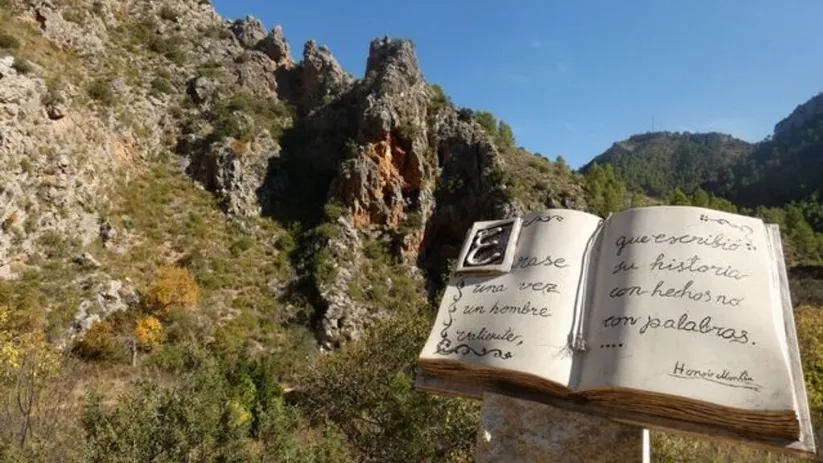 Libro de las rutas de las esculturas con montaña de fondo