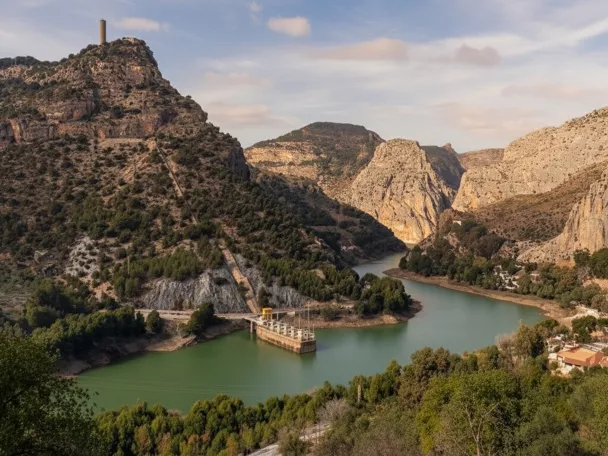 Embalse entre montañas y desfiladero rocoso
