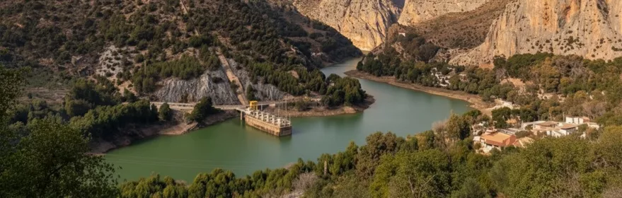 Embalse entre montañas y desfiladero rocoso