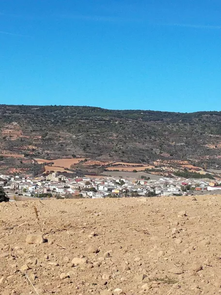 Vista de pueblo manchego entre campos de cultivo