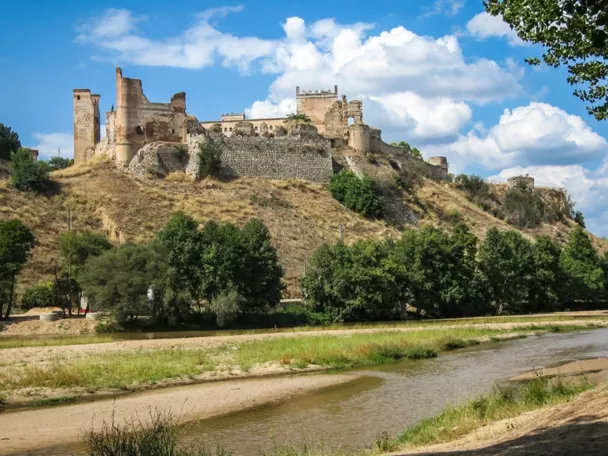 Ruinas de castillo sobre una colina junto al río