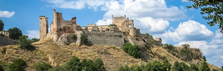 Ruinas de castillo sobre una colina junto al río