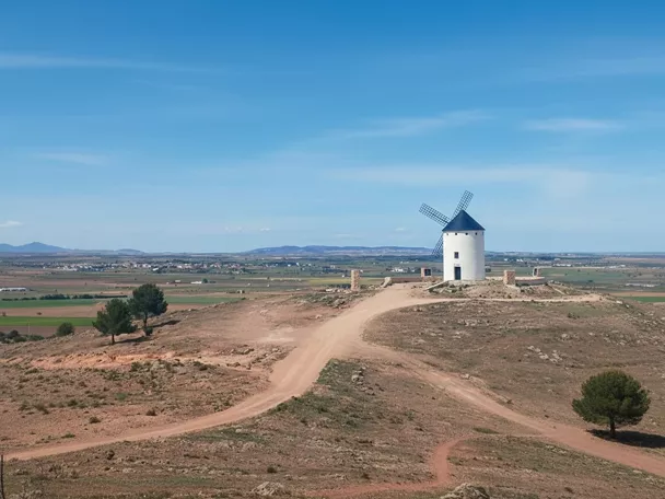 Molino de viento en paisaje manchego