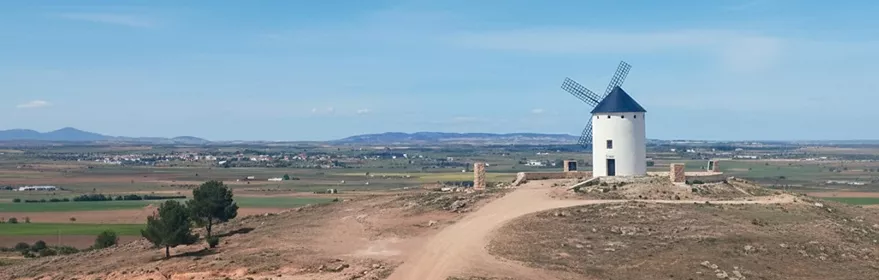 Molino de viento en paisaje manchego