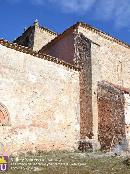 Casas rurales junto a montañas rocosas.