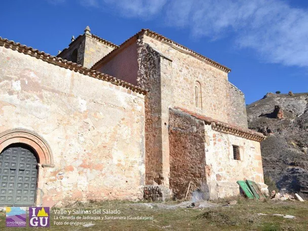 Casas rurales junto a montañas rocosas.
